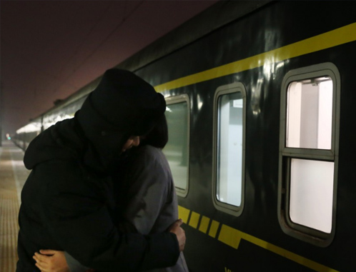 列车广播员与爱人的二分钟相聚