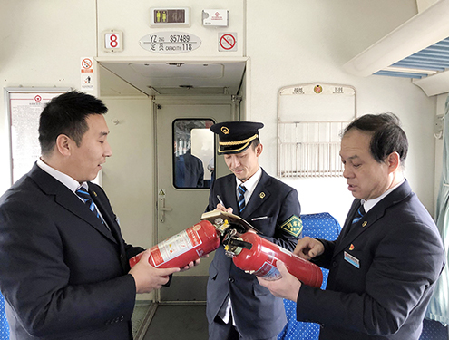 春运K4217次列车上的温情画面（图）