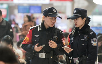 坚守春运一线的&ldquo;警花师徒&rdquo;