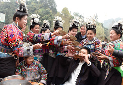 优秀作品：《苗家香甜米酒敬贵客》