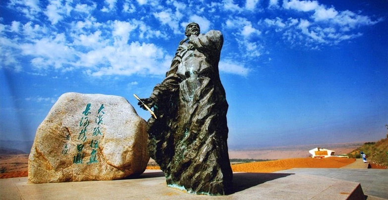 沙坡头景区里的王维塑像