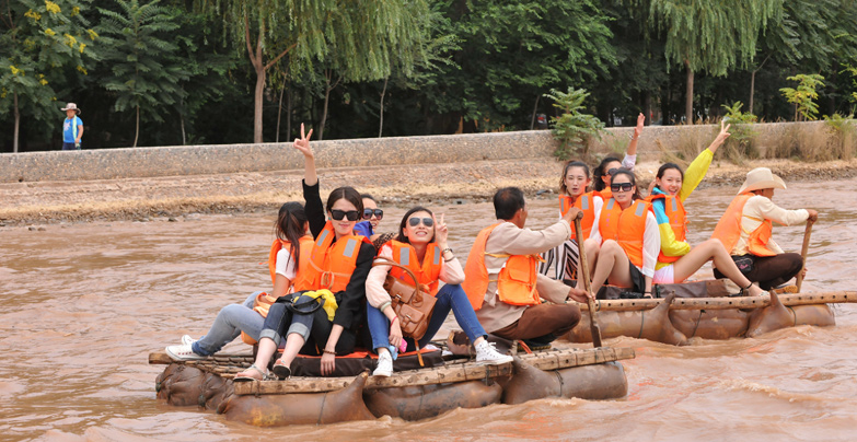 游客乘羊皮筏子漂流