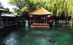 趵突泉景区游人如织