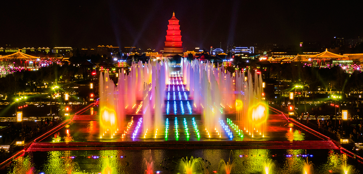 西安大雁塔北广场上演的水舞光影秀