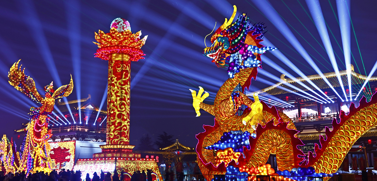 游人在西安大唐芙蓉园景区欣赏花灯