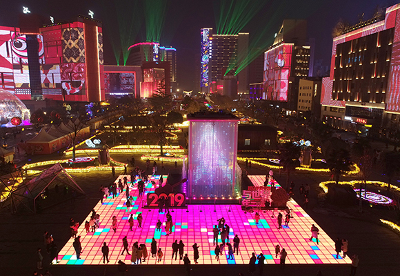 游人在西安创业咖啡街区游玩