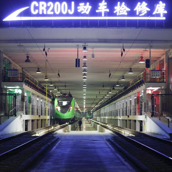 高铁&ldquo;医生&rdquo;忙检修 助力春运保安全