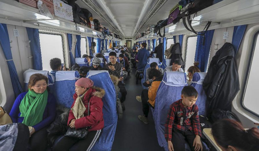 穿越&ldquo;魔鬼风区&rdquo;的克塔铁路首次服务春运