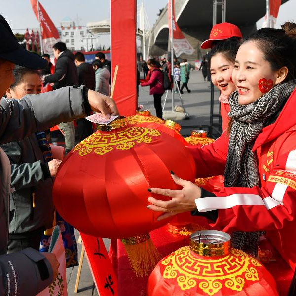 西安：志愿服务温暖回家路