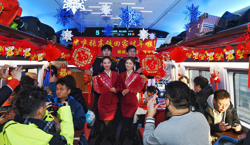 新春走基层︱京张高铁G8811次复兴号列车温暖回家路