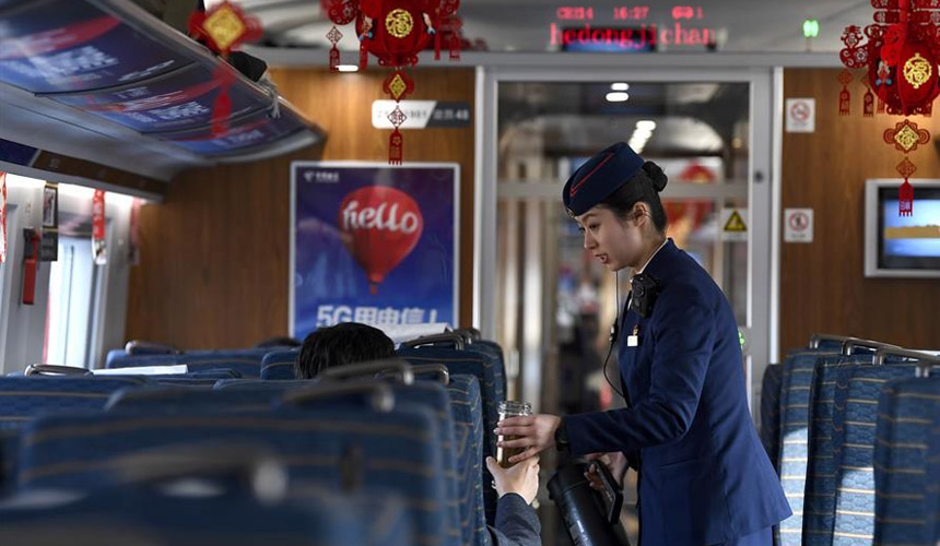 忙碌在春运期间的宁夏首条高铁上