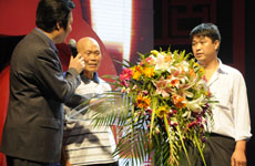 信义人物获奖者万其珍和他的儿子