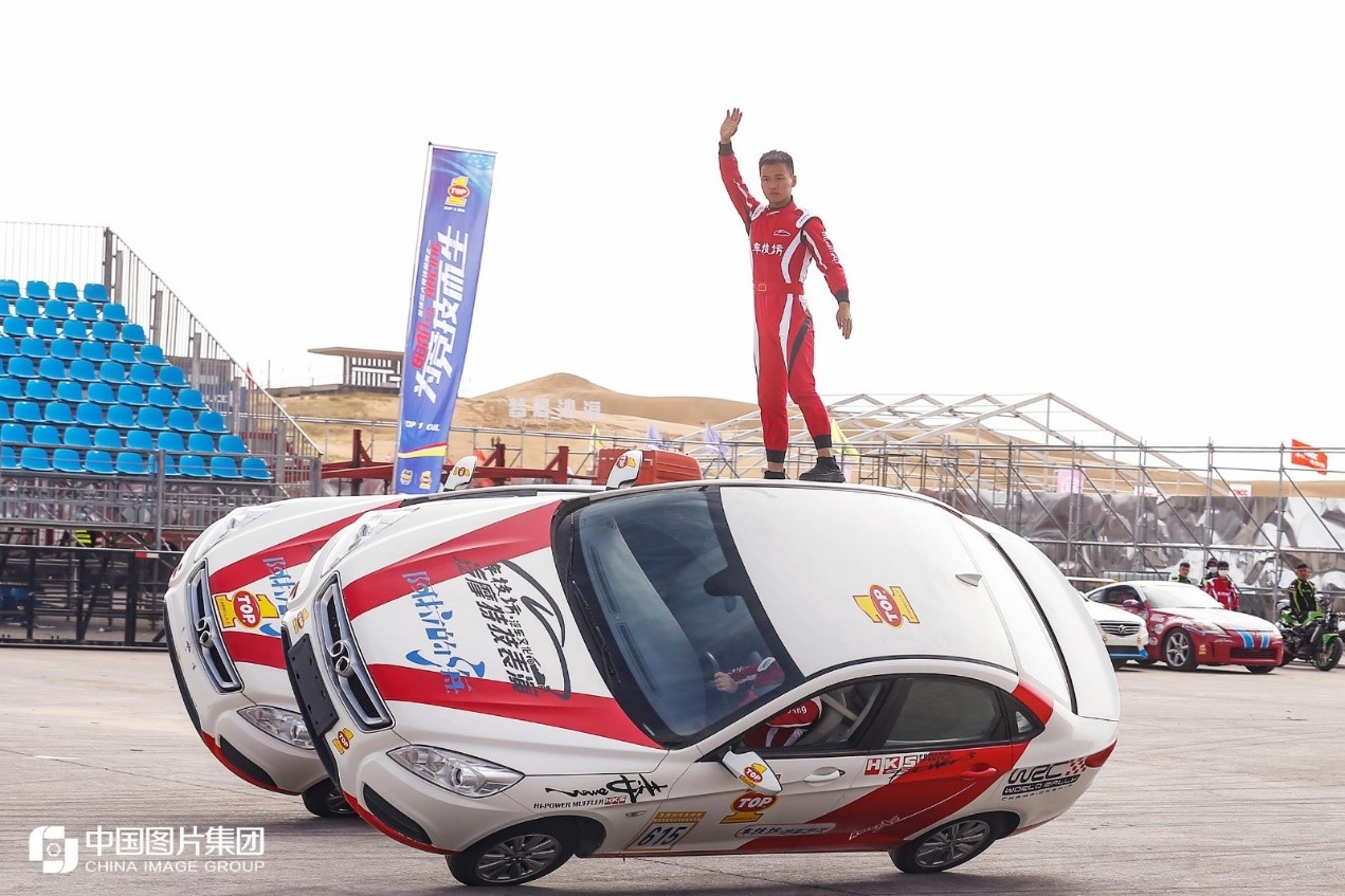 赛车手上演特技动作