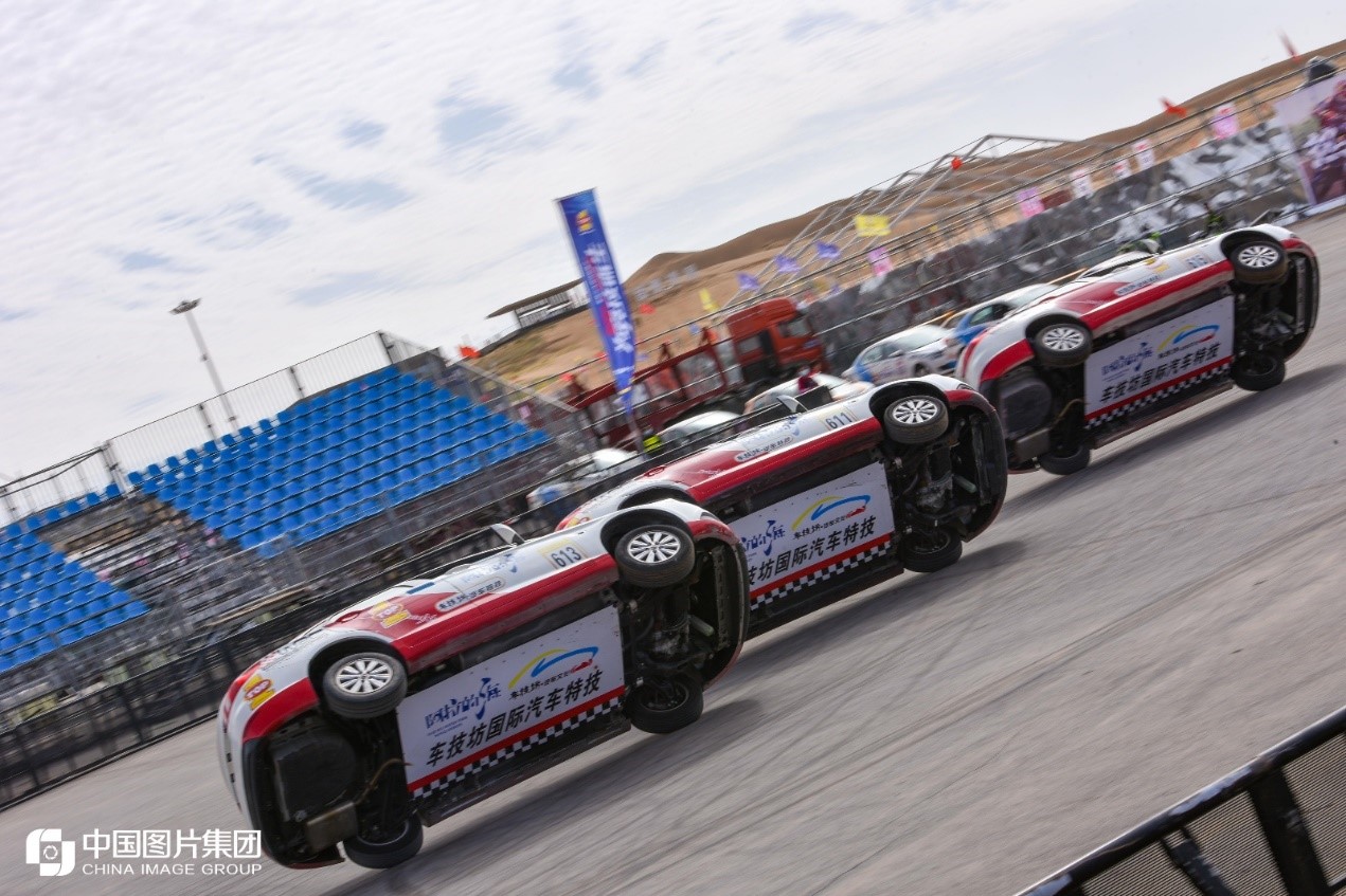 赛车手上演特技动作