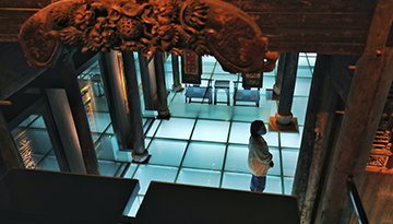 游客在中国木雕博物馆内参观