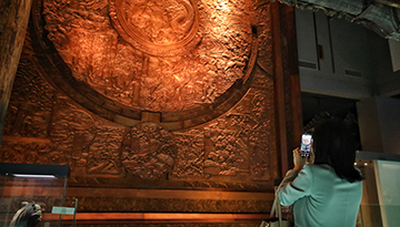 游客在中国木雕博物馆内参观