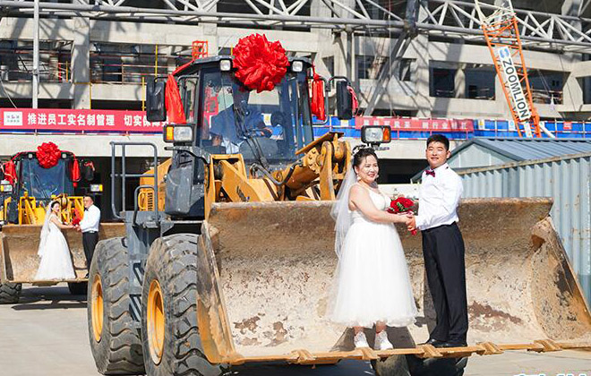 建筑工地上的浪漫集体婚礼 倡导文明新风