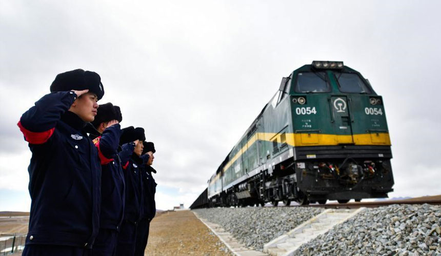 坚守&ldquo;世界铁路之巅&rdquo;的卫士