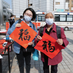 新春走基层丨手写春联赠旅客 广州北站年味浓