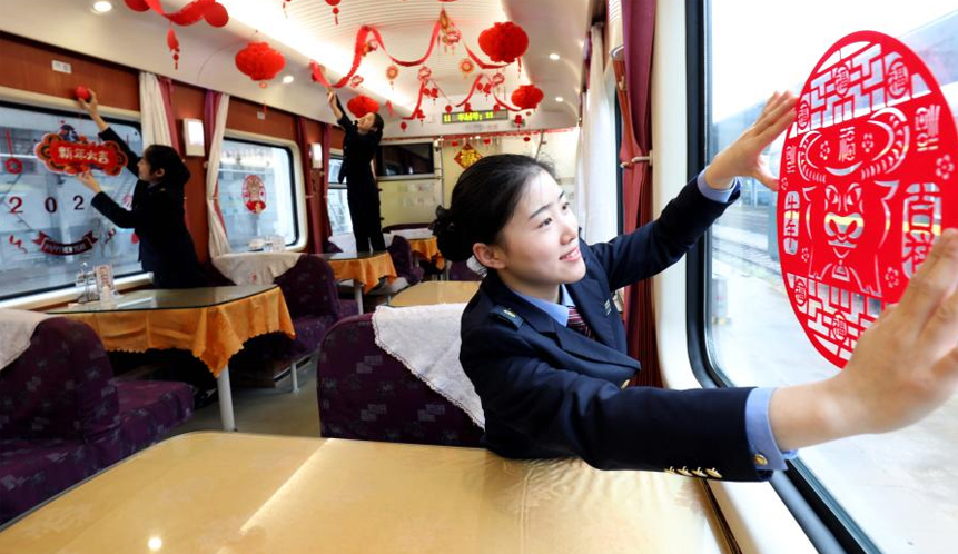 列车车厢年味浓