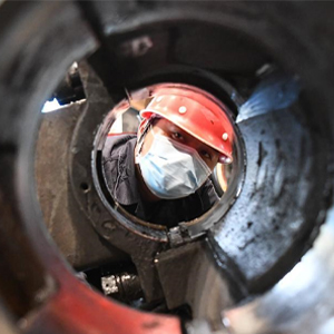 保春运的机车&ldquo;落轮工&rdquo;