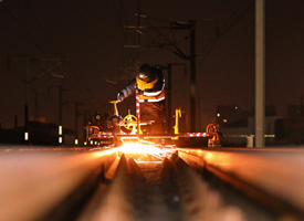 钢轨&ldquo;打磨师&rdquo;：飞舞的&ldquo;钢花&rdquo;是对平安春运最简单的表达