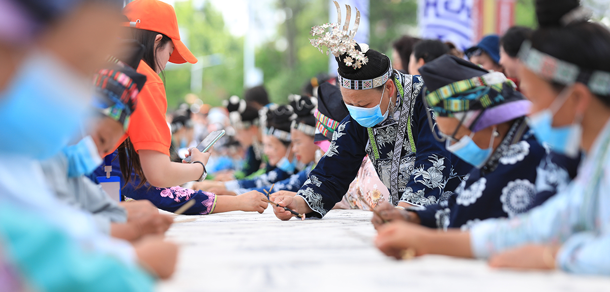 第二届中国丹寨非遗周——千人手绘蜡染千鸟图 睛仪式