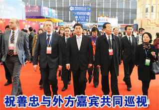 祝善忠与外方嘉宾共同巡视2012国际旅交会展馆