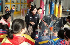 困难农民工子女感受&ldquo;青春助力 让爱同行&rdquo;