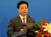 岳阳市人民政府市长盛荣华做主题演讲