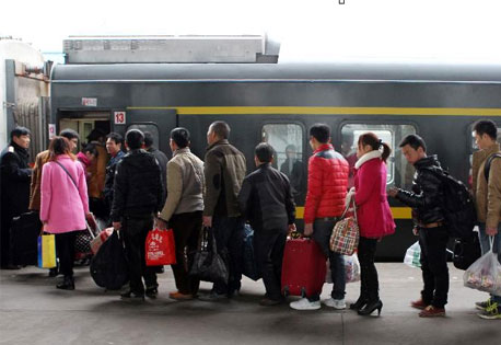 各地迎来节后新一轮返程客流高峰