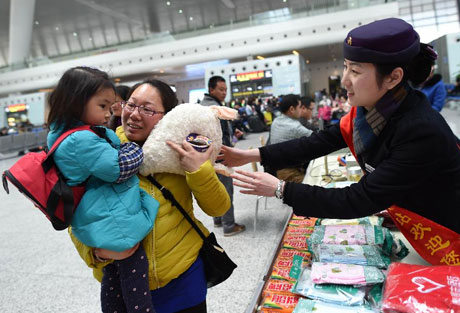 杭州：志愿者学雷锋 关爱春运旅客
