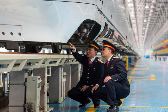 动车司机：默默守护高铁安全的“一号首长”