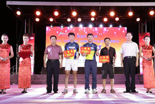 綦军为男子大师组获奖选手颁奖