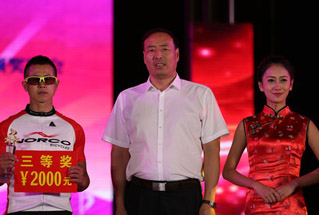 李继明为获奖选手颁奖