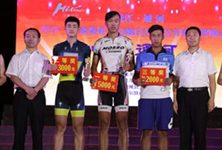 刘长河为男子精英组获奖选手领奖