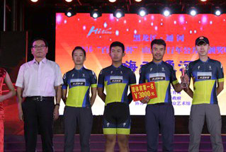 刘平均为获团体奖者颁奖