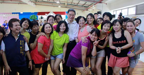 张志军探访新北市厚德里社区 与乡亲亲切互动