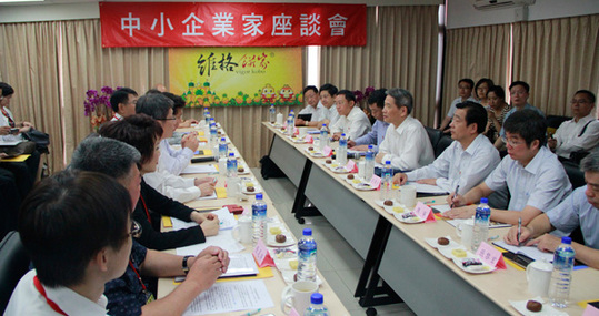 组图：张志军参访新北市维格饼家 与中小企业家座谈