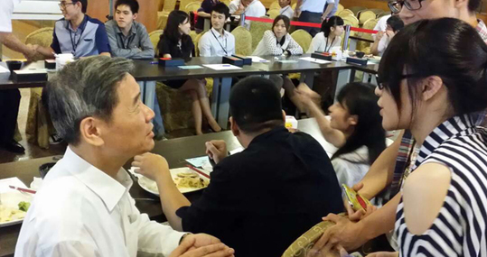 张志军与台湾大学生交流互动 共进晚餐