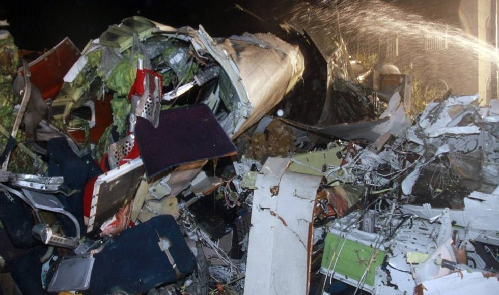 台湾客机空难现场一片狼藉