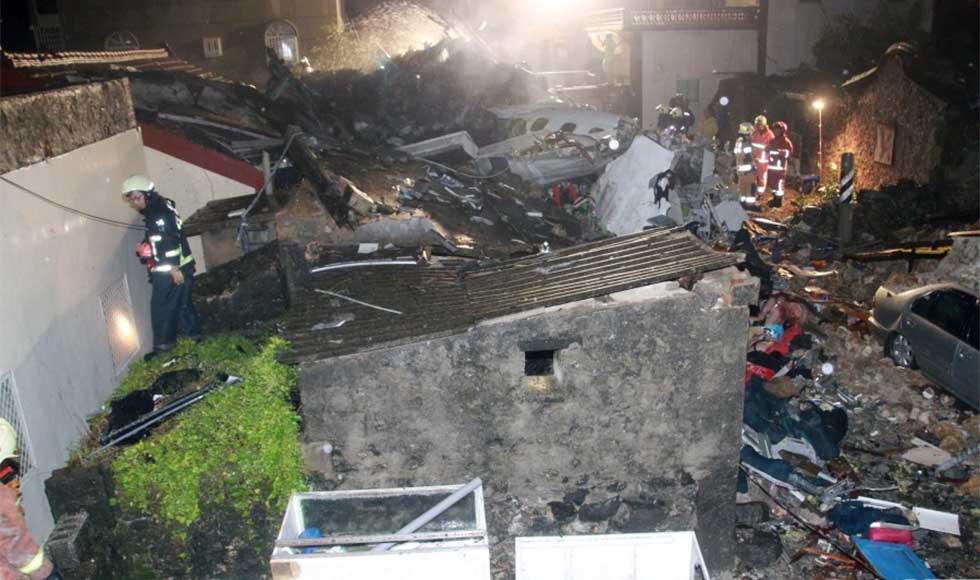 台湾一客机迫降时重摔起火 已致48人死亡