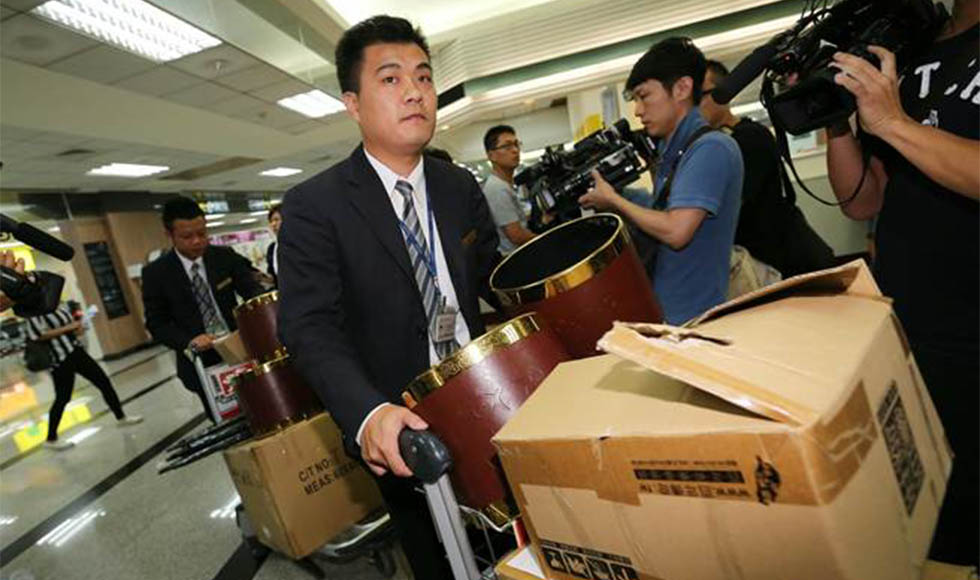 礼仪公司人员带着遗体袋、骨灰坛前往协助处理善后