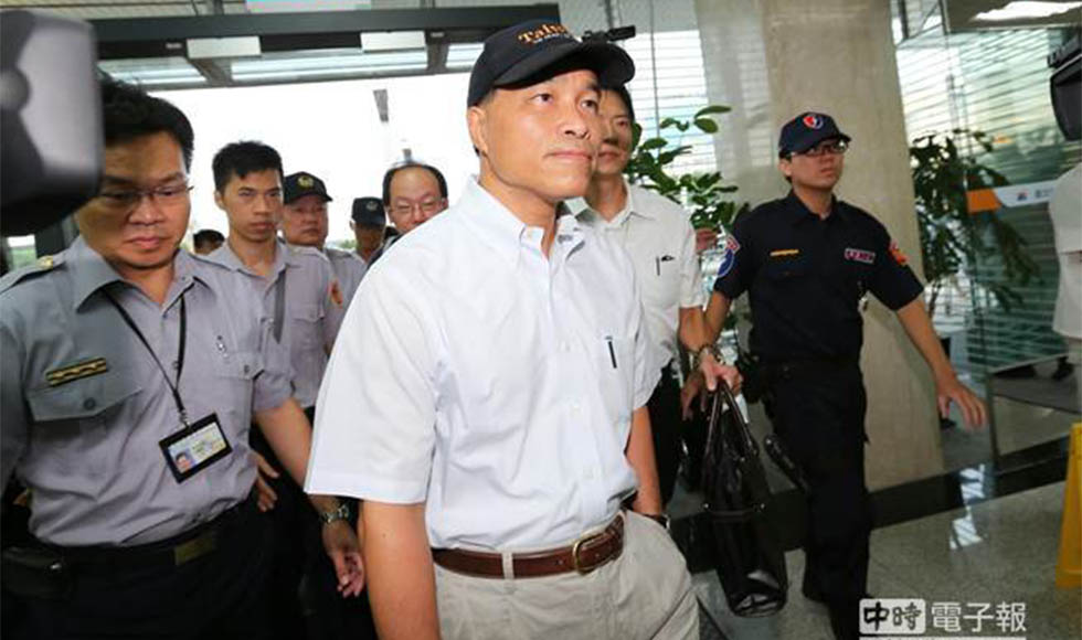 交通部长叶匡时一早飞往澎湖处理空难事件