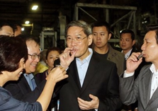 组图：张志军参观金门酒厂 品尝金门高粱酒