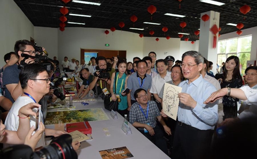 张志军为两岸残障艺术家“做模特”