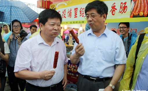 国台办副主任龙明彪逛两岸特色庙会