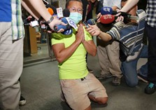 粉尘爆炸责任人下跪道歉