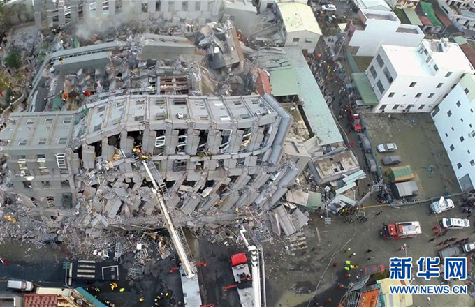 航拍台湾南部地震楼房倒塌现场