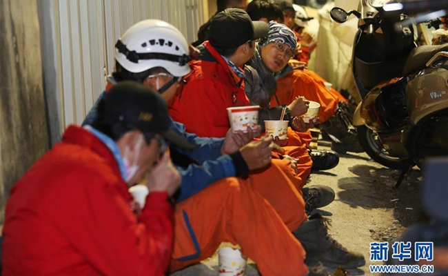 臺南地震救援現場的“年夜飯”